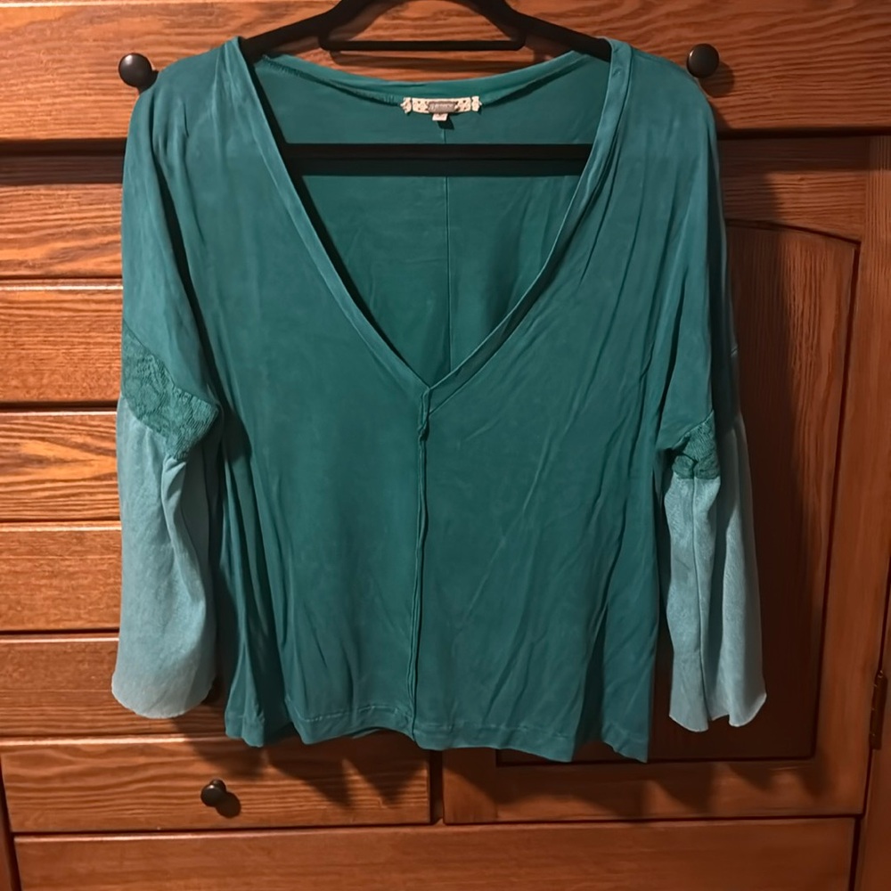 Medium, v neck, gimmicks teal blouse